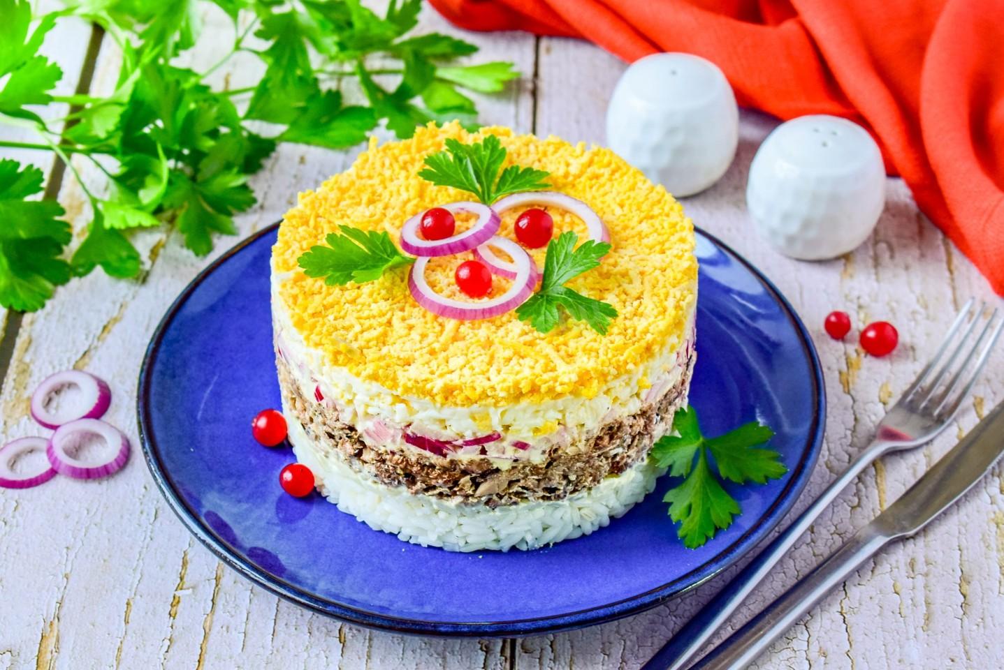 Обложка рецепта Салат из рыбных консервов с рисом и яйцом