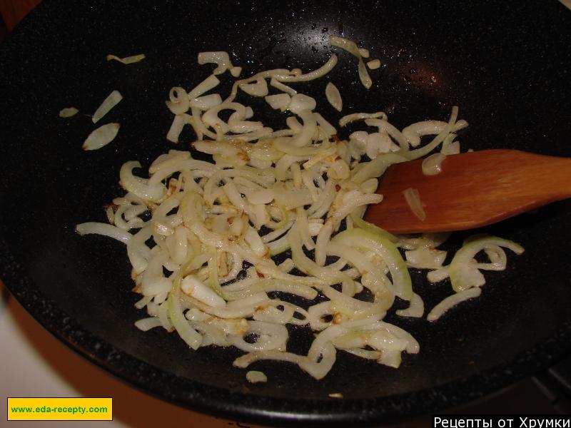 Шаг 7 приготовления Салат фунчоза с мясом и чесночными стрелками