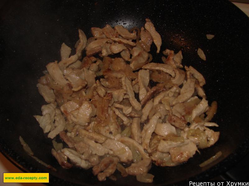 Шаг 8 приготовления Салат фунчоза с мясом и чесночными стрелками