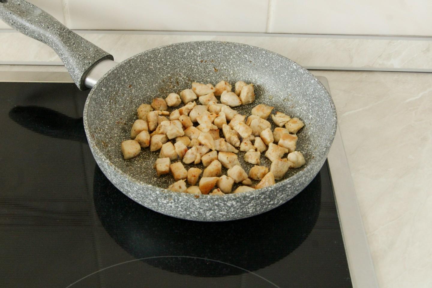 Шаг 3 приготовления Салат с курицей и маринованными огурцами