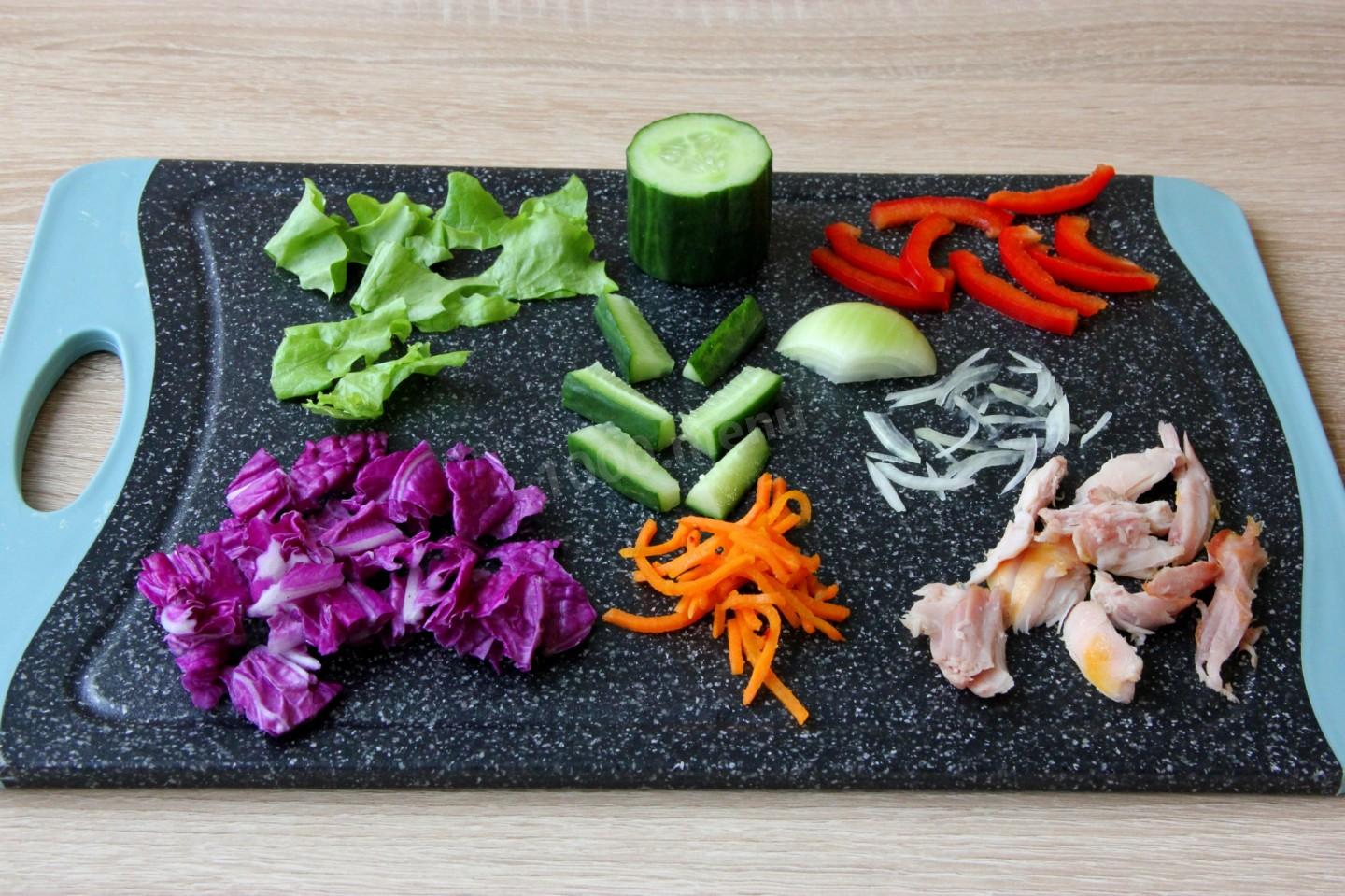 Шаг 2 приготовления Салат с курицей корейской морковью перцем и кукурузой