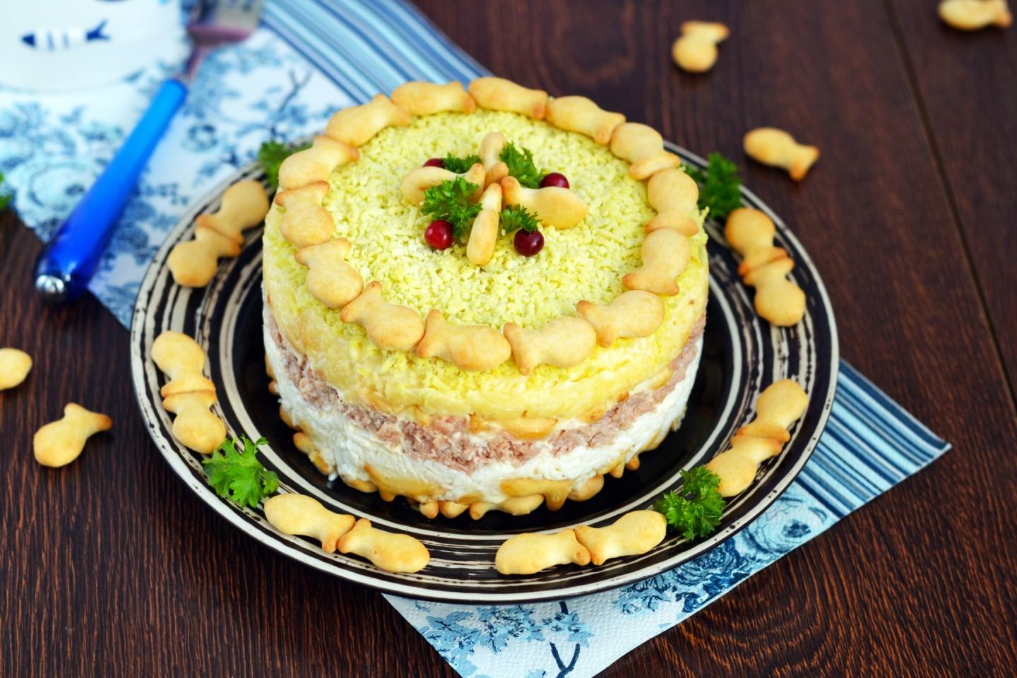 Шаг 15 приготовления Салат с крекерами и рыбными консервами