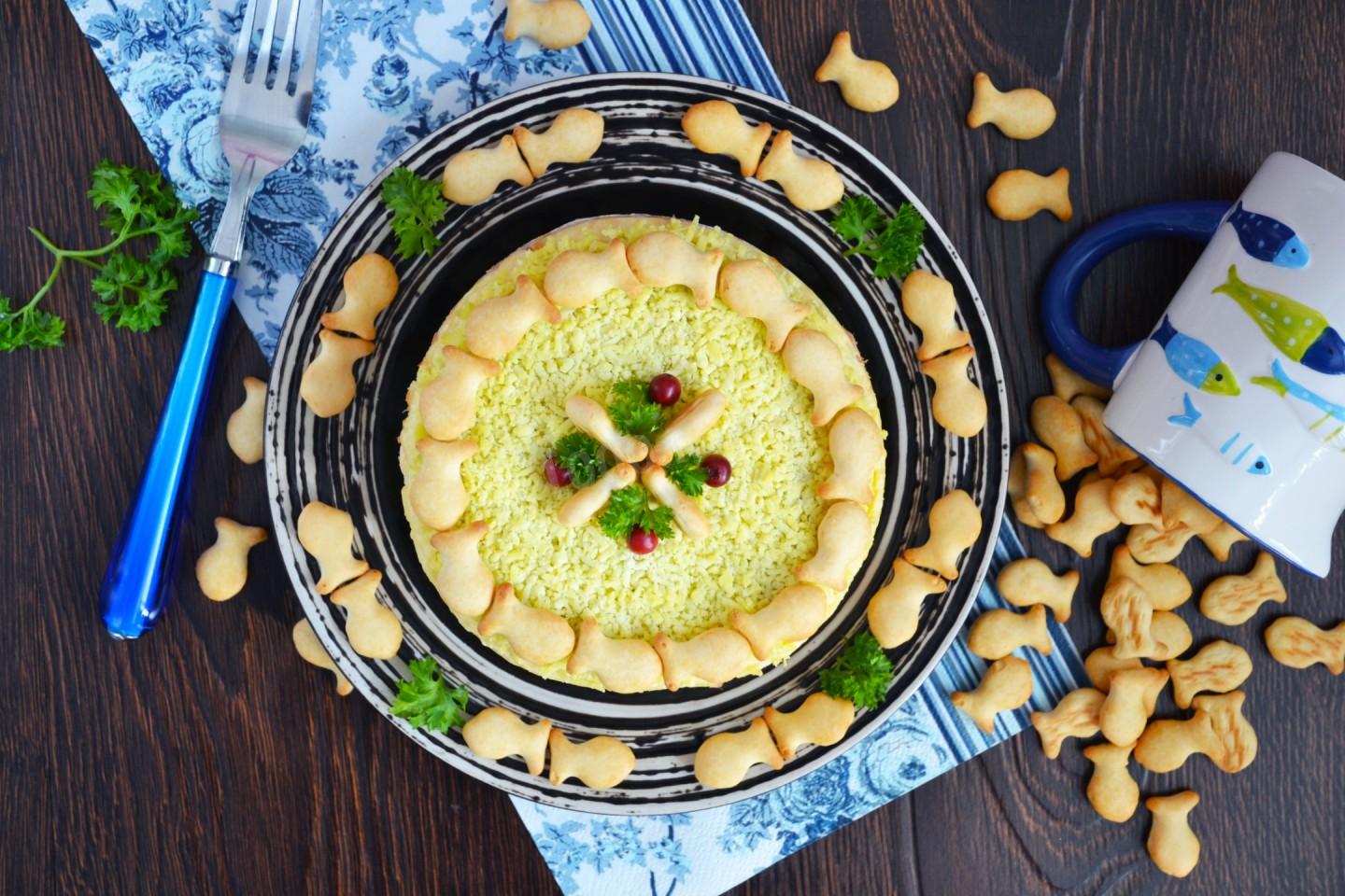 Обложка рецепта Салат с крекерами и рыбными консервами