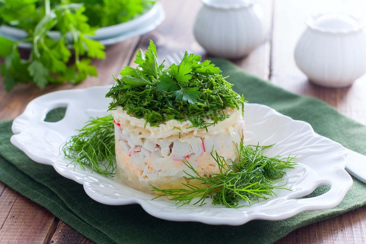 Обложка рецепта Салат Нежный с крабовыми палочками