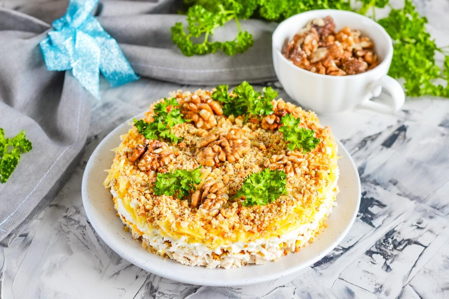 Обложка рецепта Салат с грецкими орехами и курицей слоями