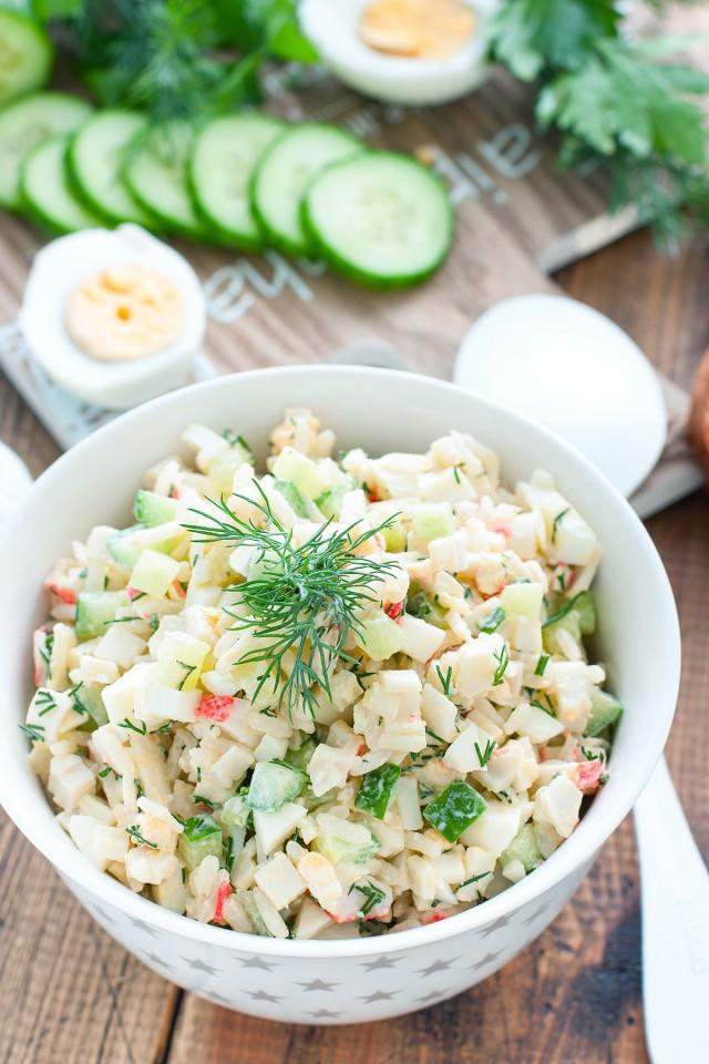 Шаг 7 приготовления Крабовый салат классический без кукурузы