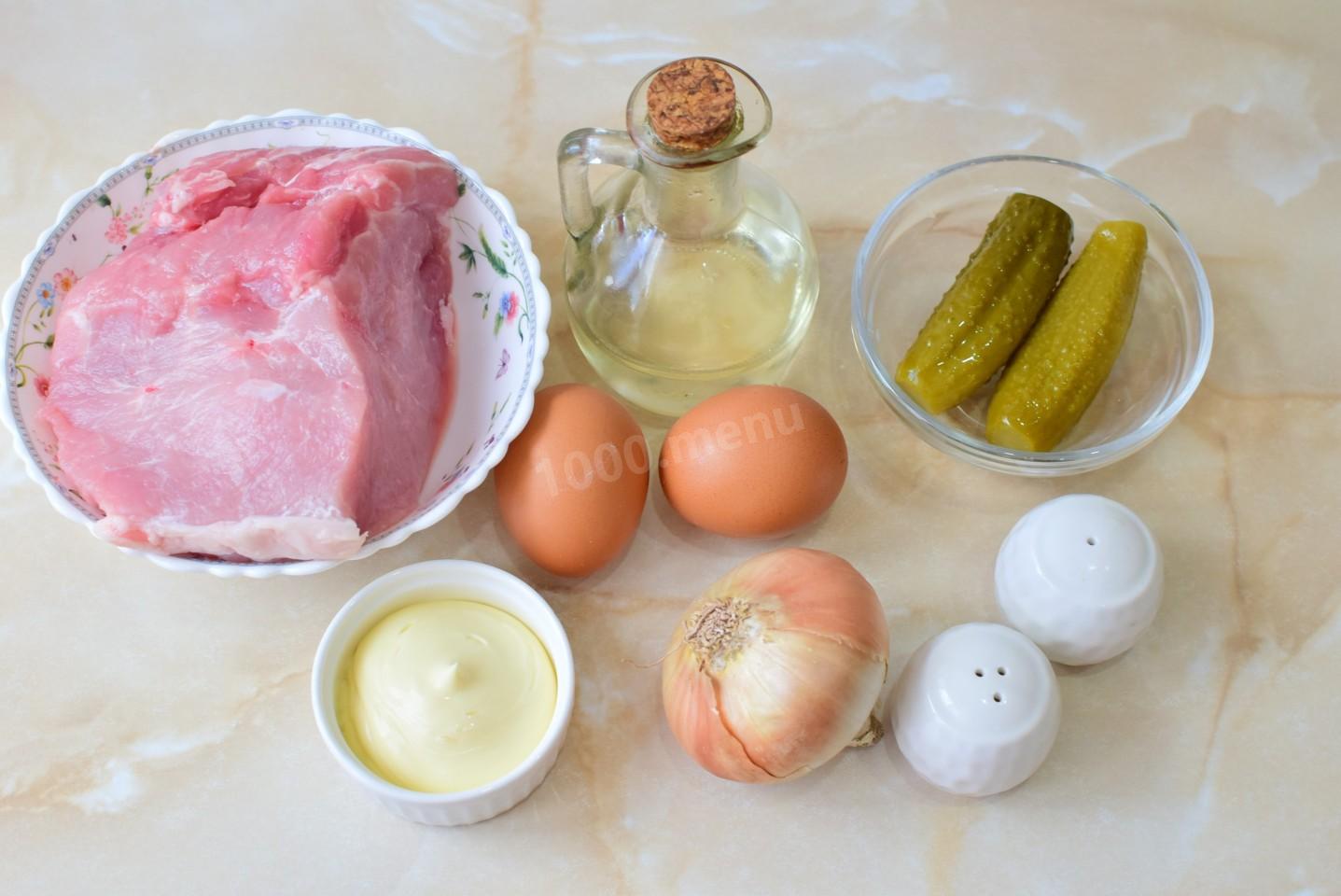 Шаг 1 приготовления Салат с мясом и солеными огурцами