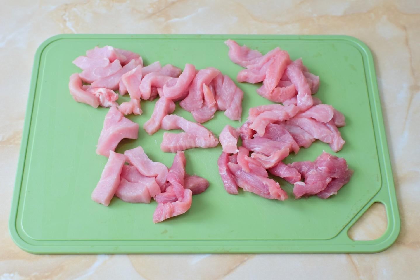 Шаг 2 приготовления Салат с мясом и солеными огурцами