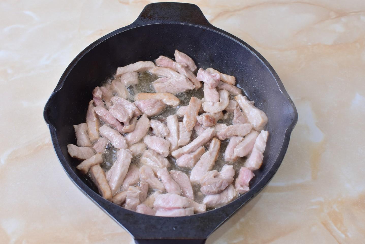 Шаг 4 приготовления Салат с мясом и солеными огурцами