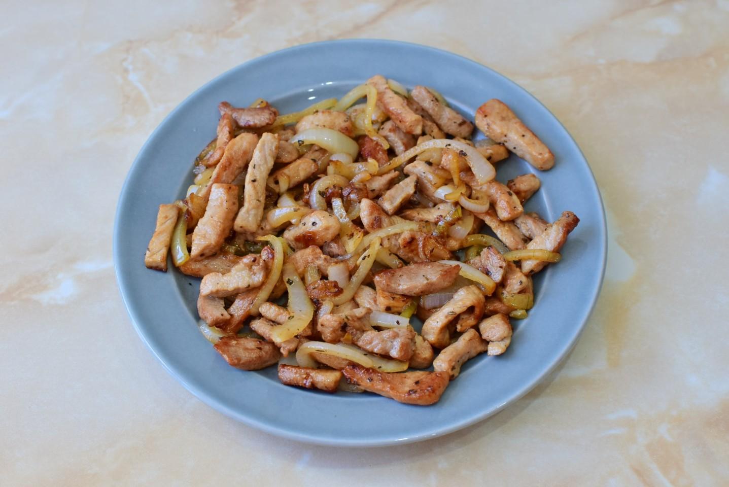 Шаг 6 приготовления Салат с мясом и солеными огурцами