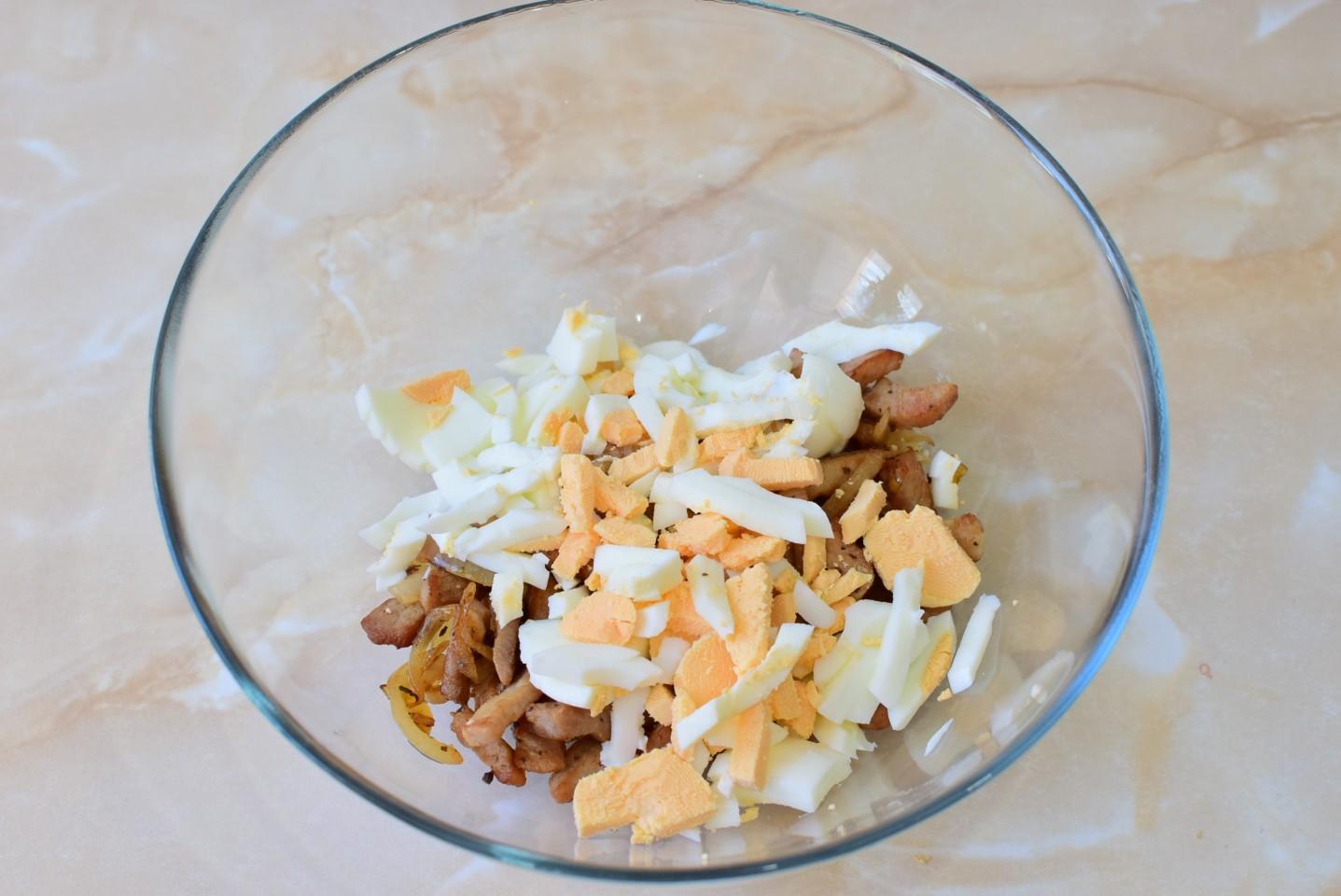 Шаг 7 приготовления Салат с мясом и солеными огурцами