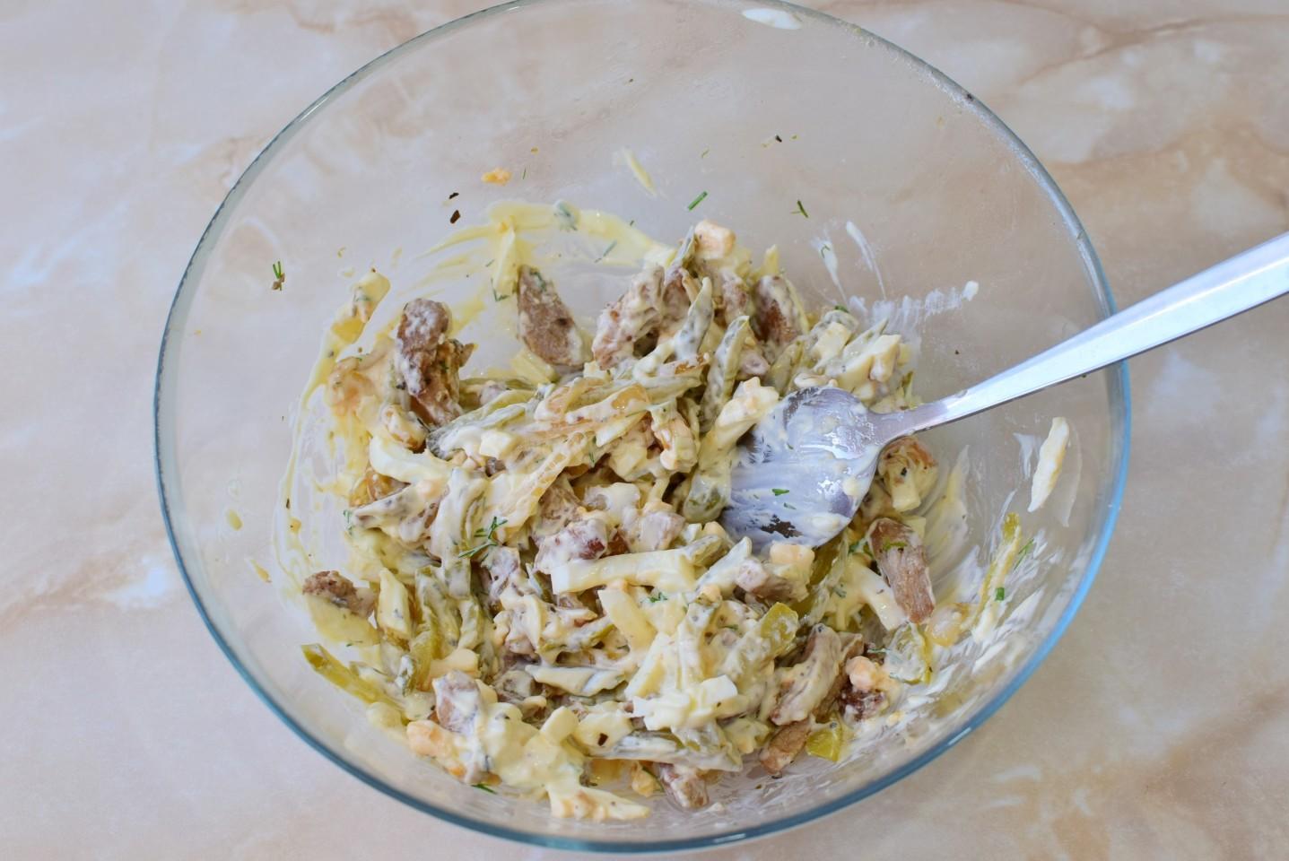 Шаг 9 приготовления Салат с мясом и солеными огурцами