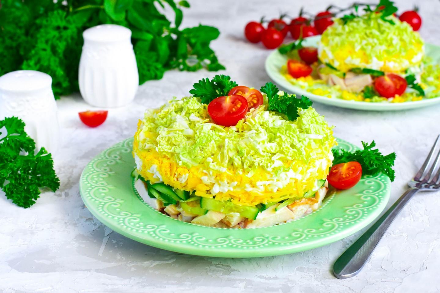 Шаг 12 приготовления Салат с копченой грудкой и свежим огурцом