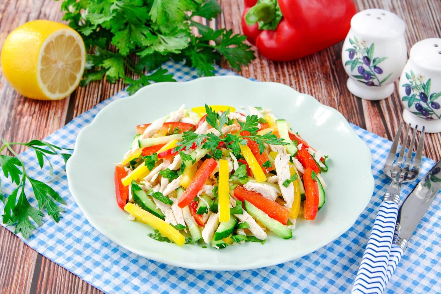 Шаг 8 приготовления Салат с курицей и овощами без майонеза