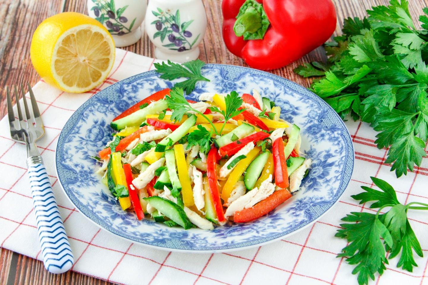 Обложка рецепта Салат с курицей и овощами без майонеза