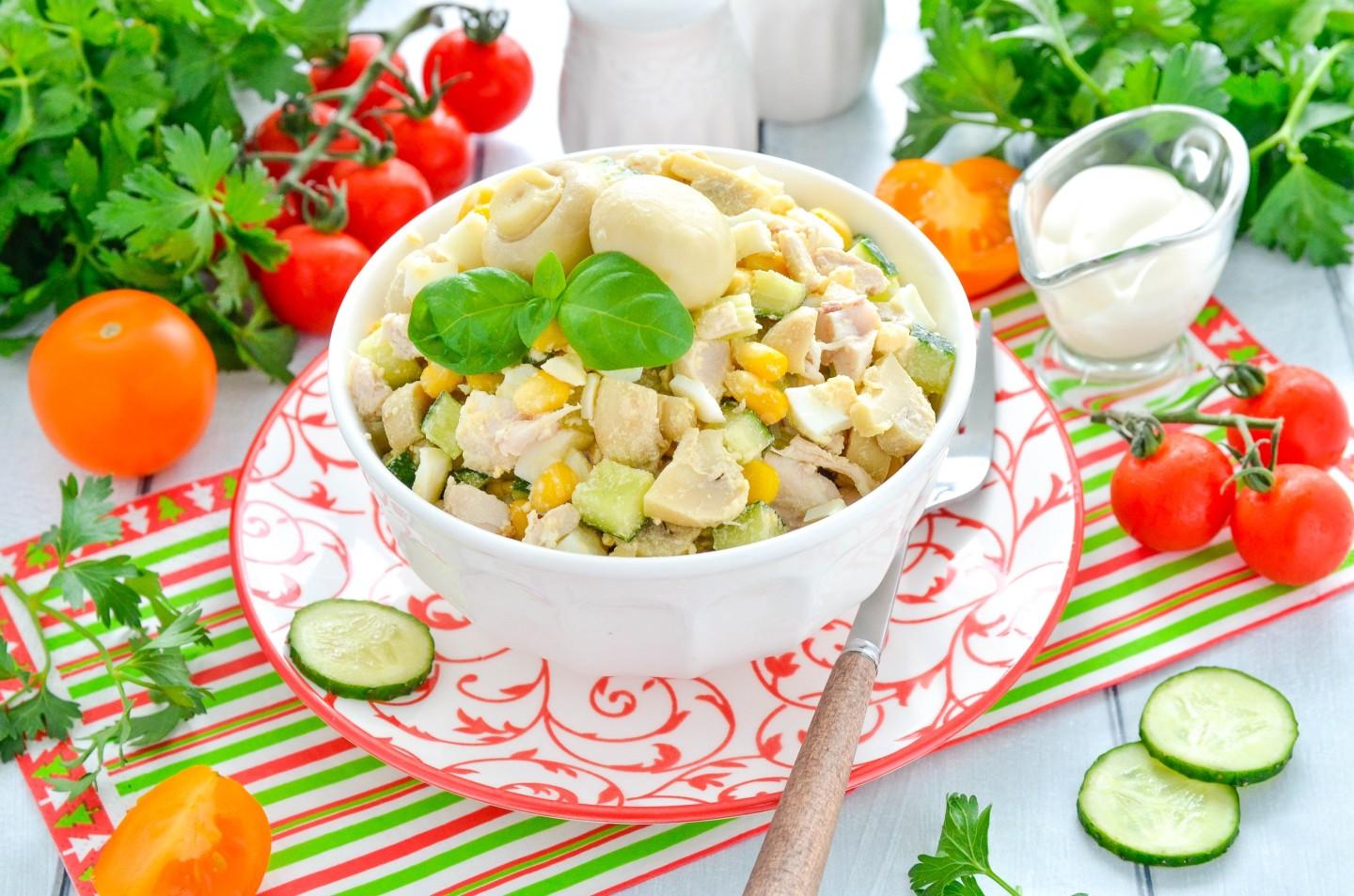 Обложка рецепта Салат с курицей и маринованными шампиньонами