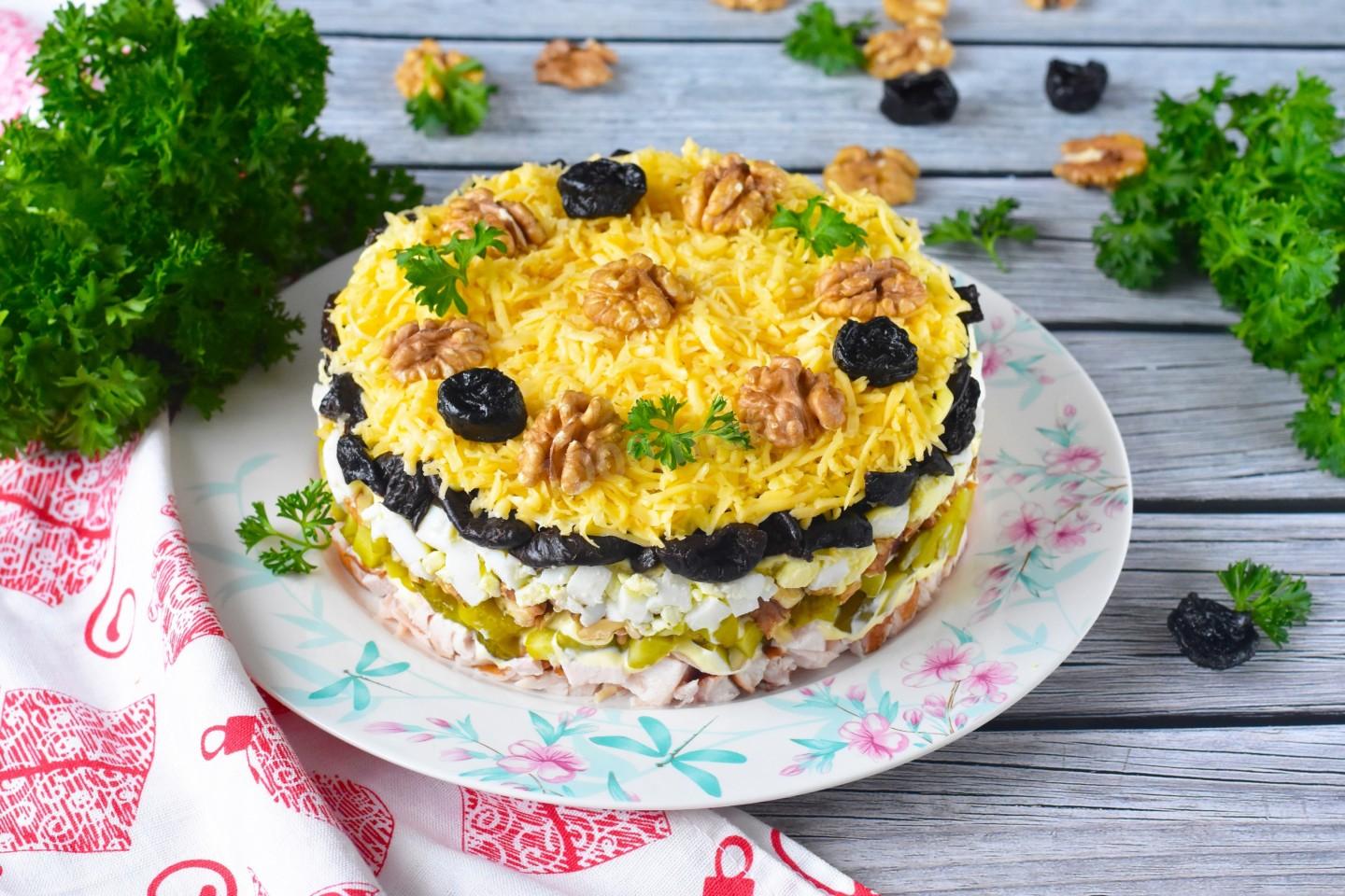 Шаг 14 приготовления Салат с черносливом и курицей слоями