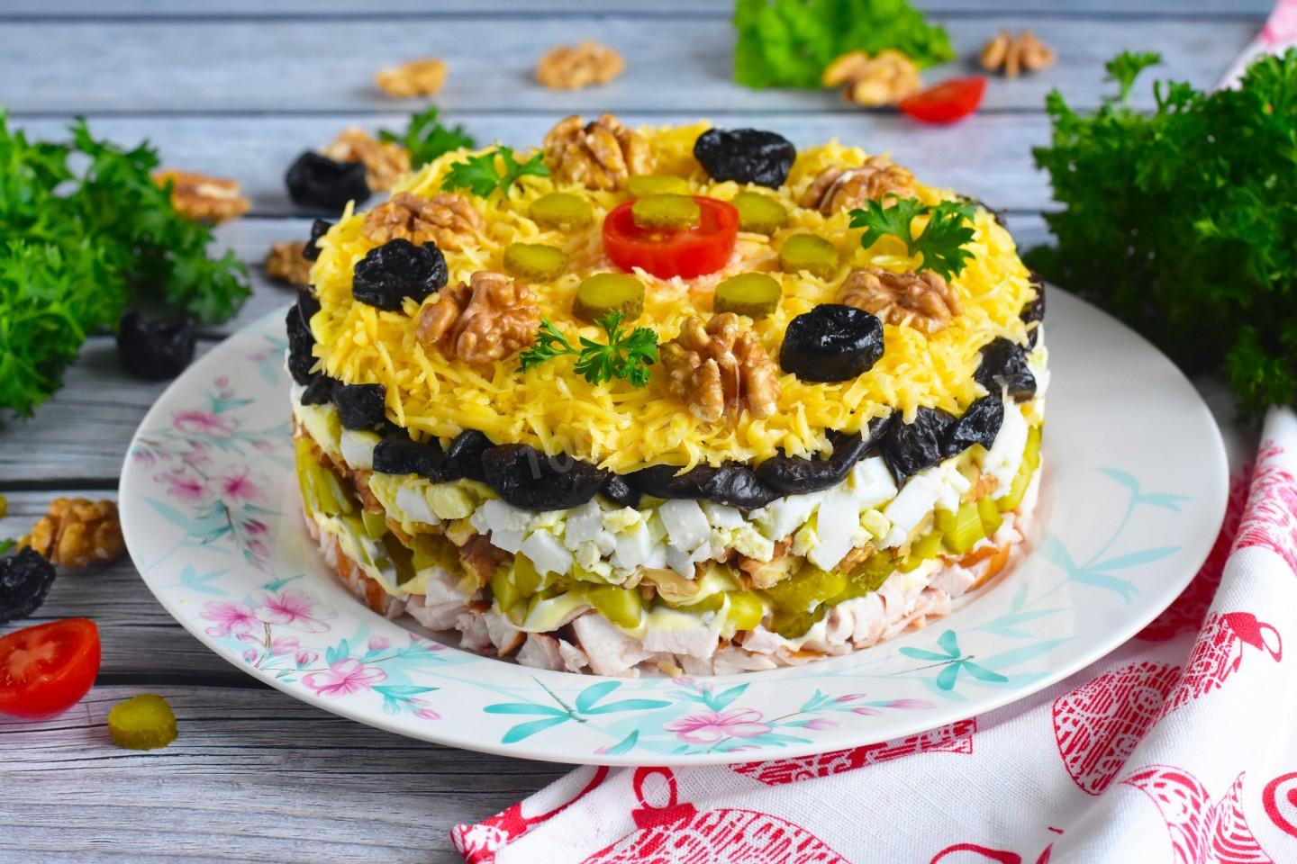 Обложка рецепта Салат с черносливом и курицей слоями