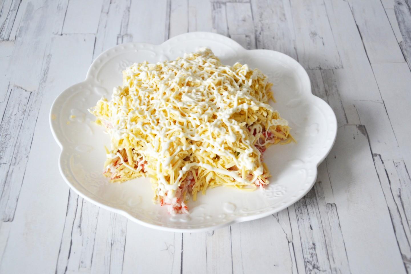 Шаг 9 приготовления Салат Нежность с крабовыми палочками и сыром