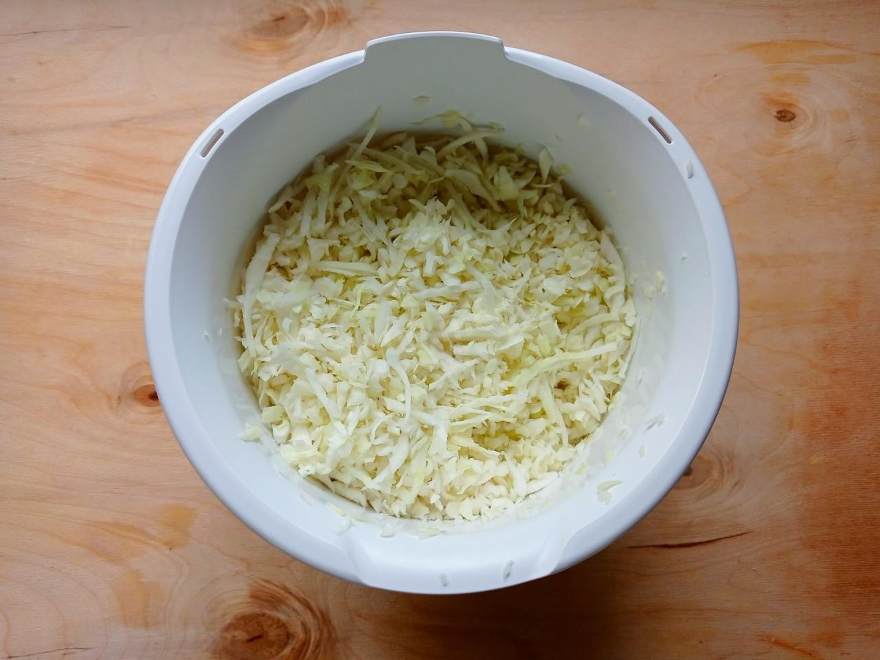 Шаг 2 приготовления Быстрая капуста маринованная горячим рассолом с маслом