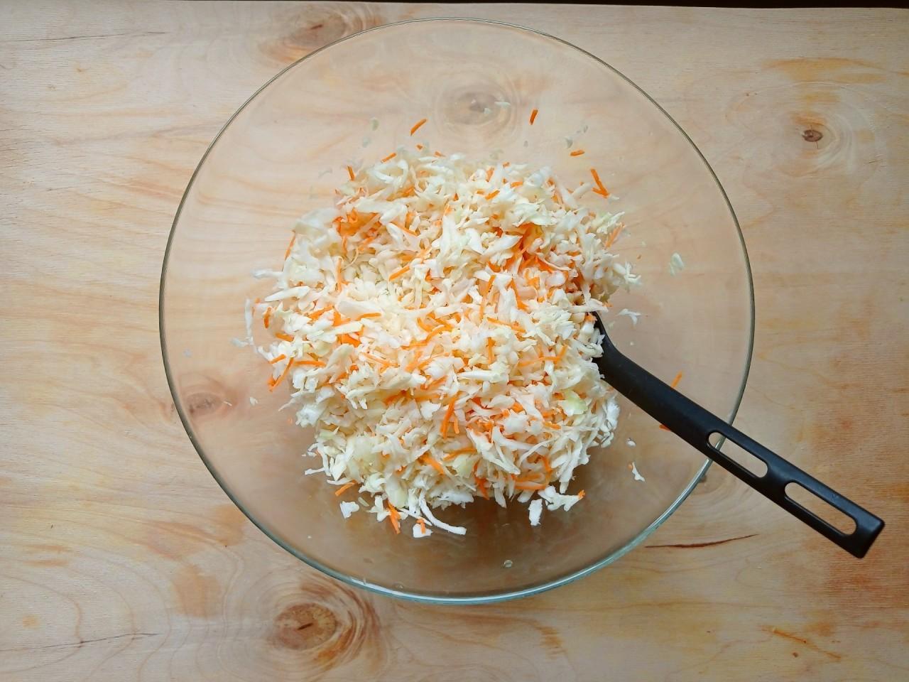 Шаг 4 приготовления Быстрая капуста маринованная горячим рассолом с маслом