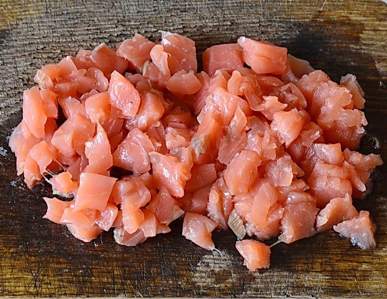 Шаг 2 приготовления Салат с красной рыбой и креветками слоями