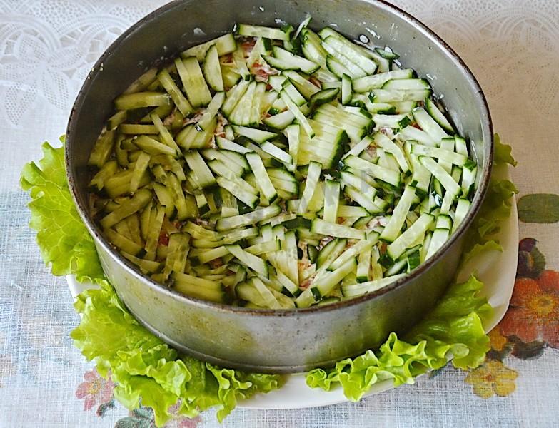 Шаг 8 приготовления Салат с красной рыбой и креветками слоями