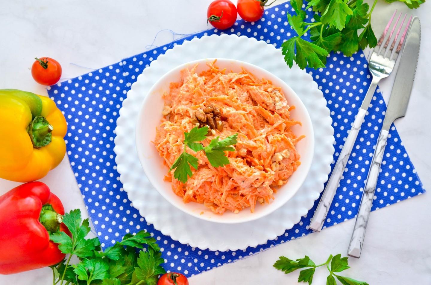 Обложка рецепта Салат с морковью и сметаной