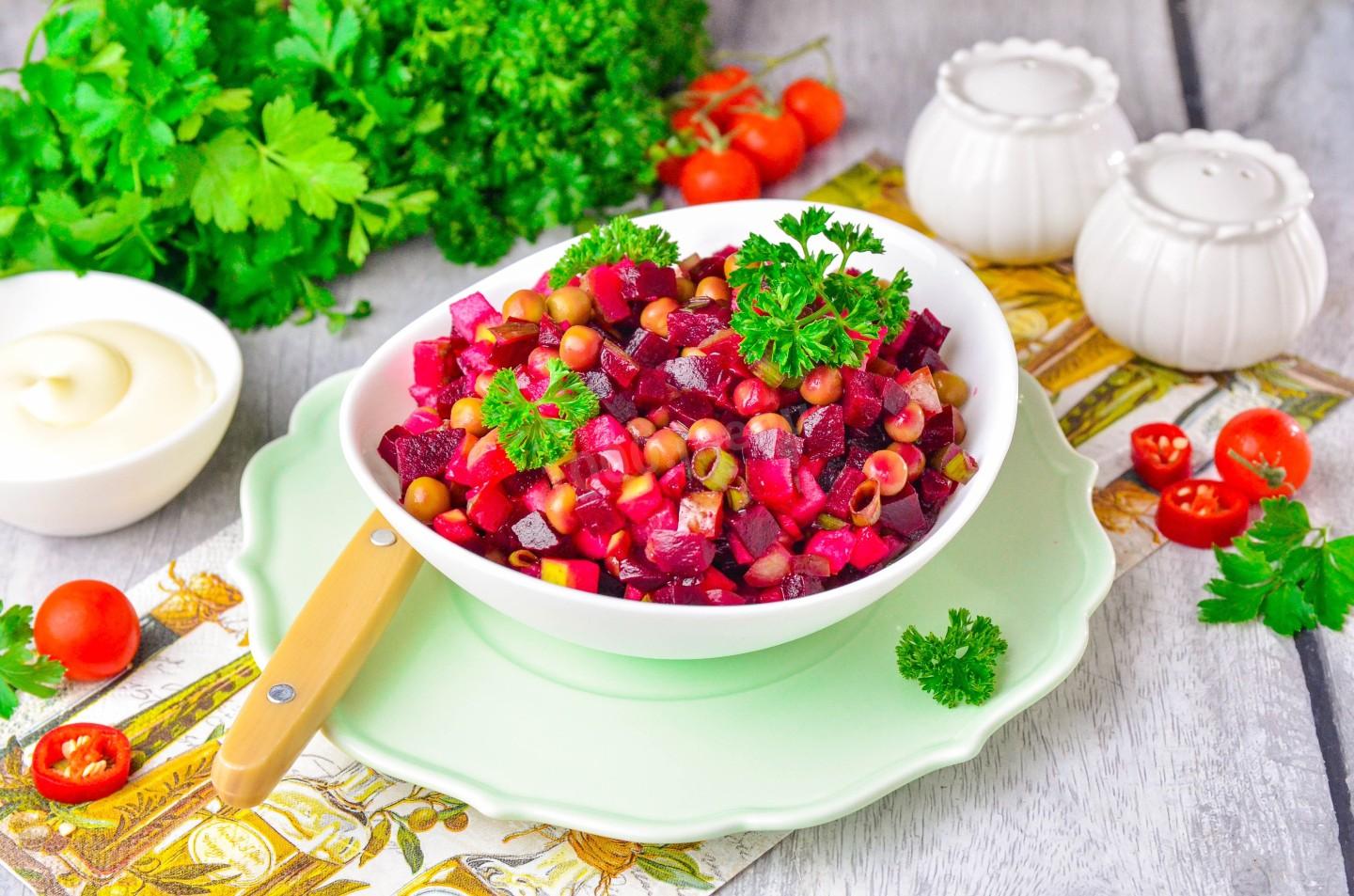 Шаг 8 приготовления Салат из свеклы с солеными огурцами