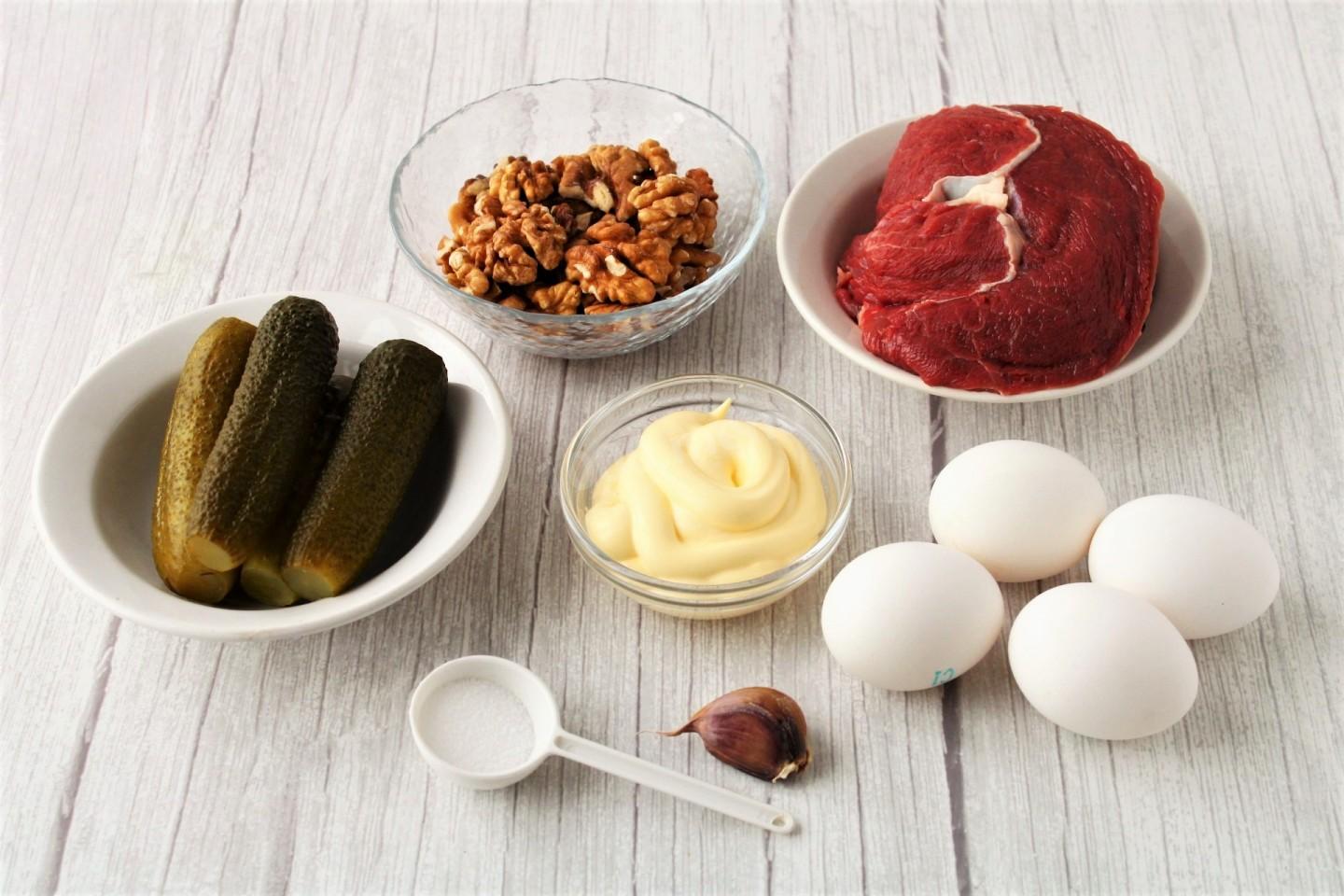 Шаг 1 приготовления Салат Принц с говядиной и грецкими орехами