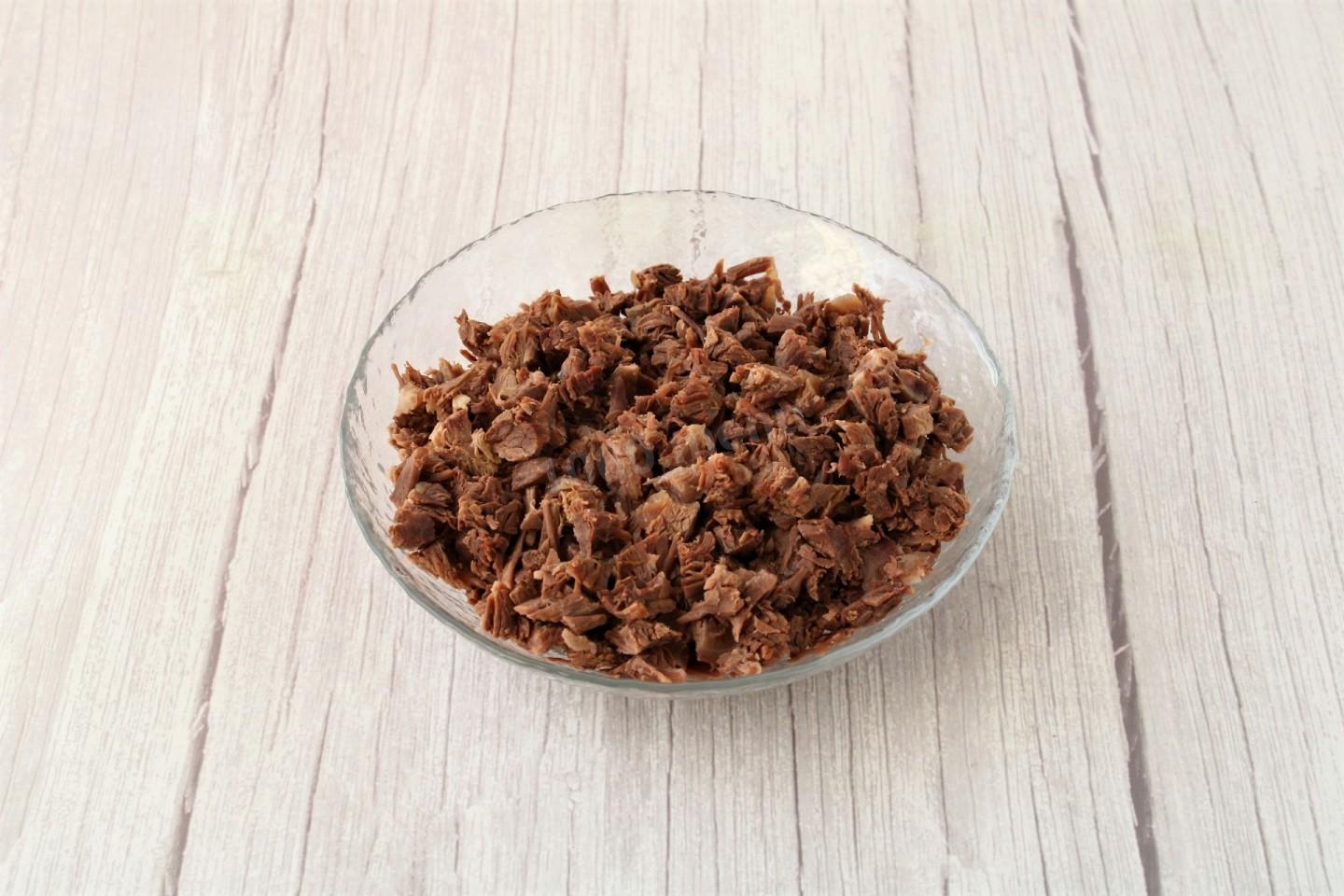 Шаг 5 приготовления Салат Принц с говядиной и грецкими орехами