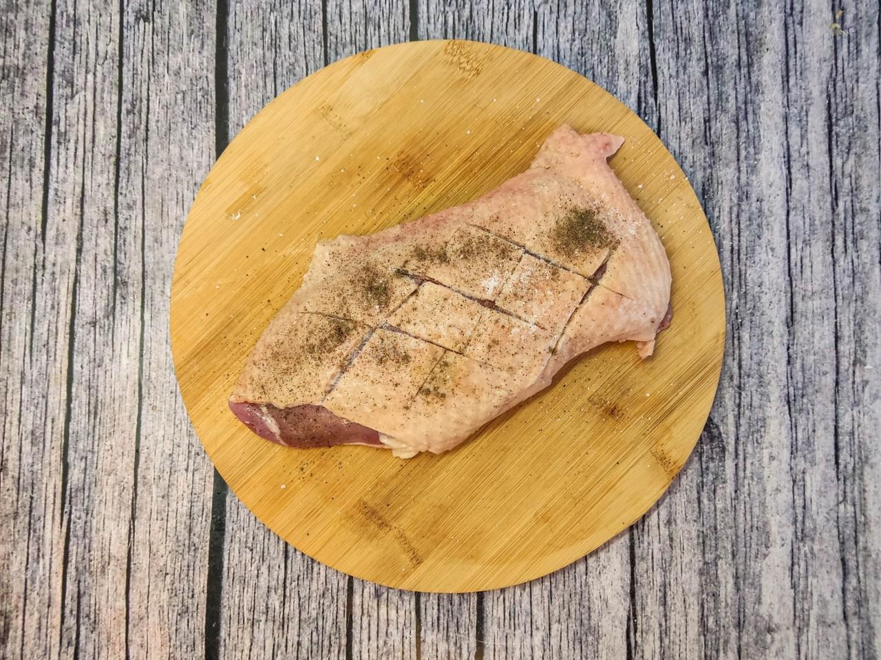Шаг 2 приготовления Салат с утиной грудкой грушей и рукколой