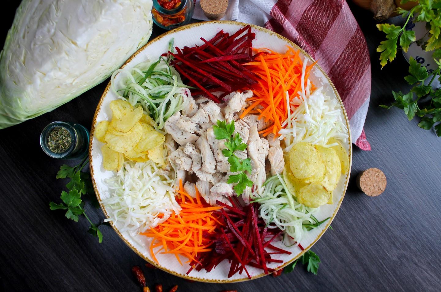 Шаг 12 приготовления Козел в огороде салат классический с мясом и чипсами