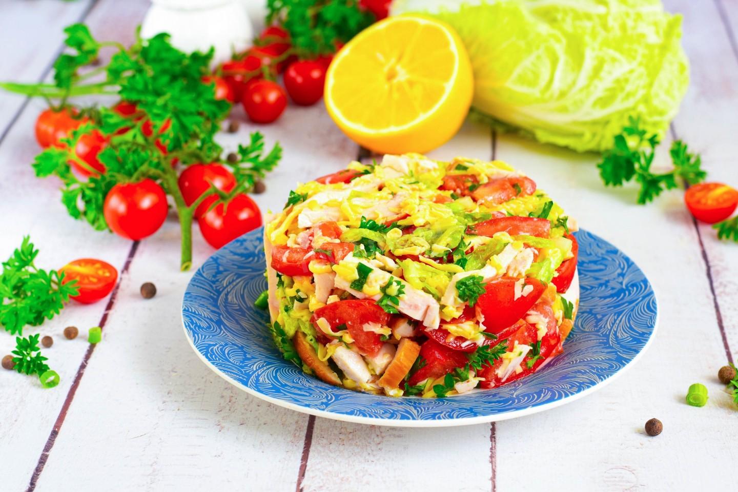 Шаг 10 приготовления Салат с копченой грудкой и пекинской капустой