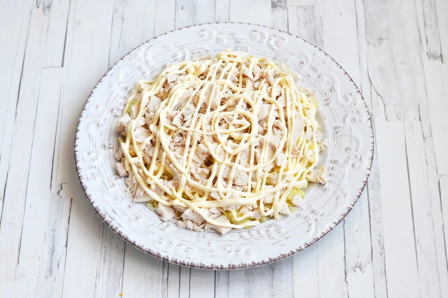 Шаг 10 приготовления Салат с гранатом и курицей и орехами