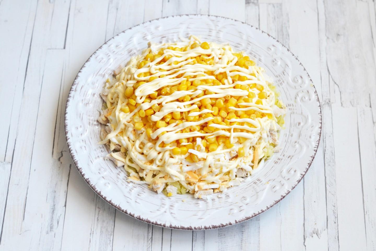 Шаг 12 приготовления Салат с гранатом и курицей и орехами