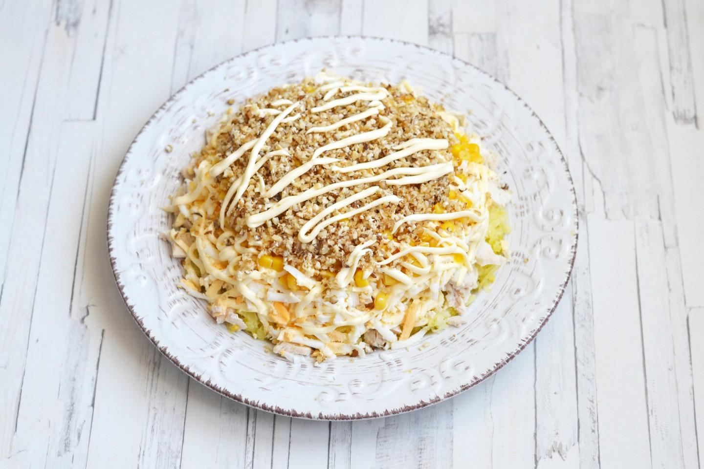 Шаг 13 приготовления Салат с гранатом и курицей и орехами