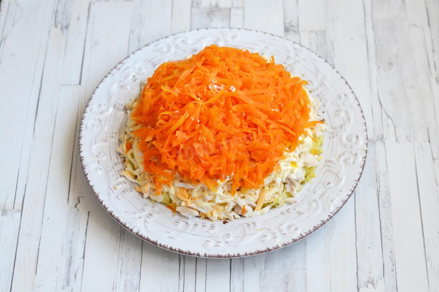 Шаг 14 приготовления Салат с гранатом и курицей и орехами