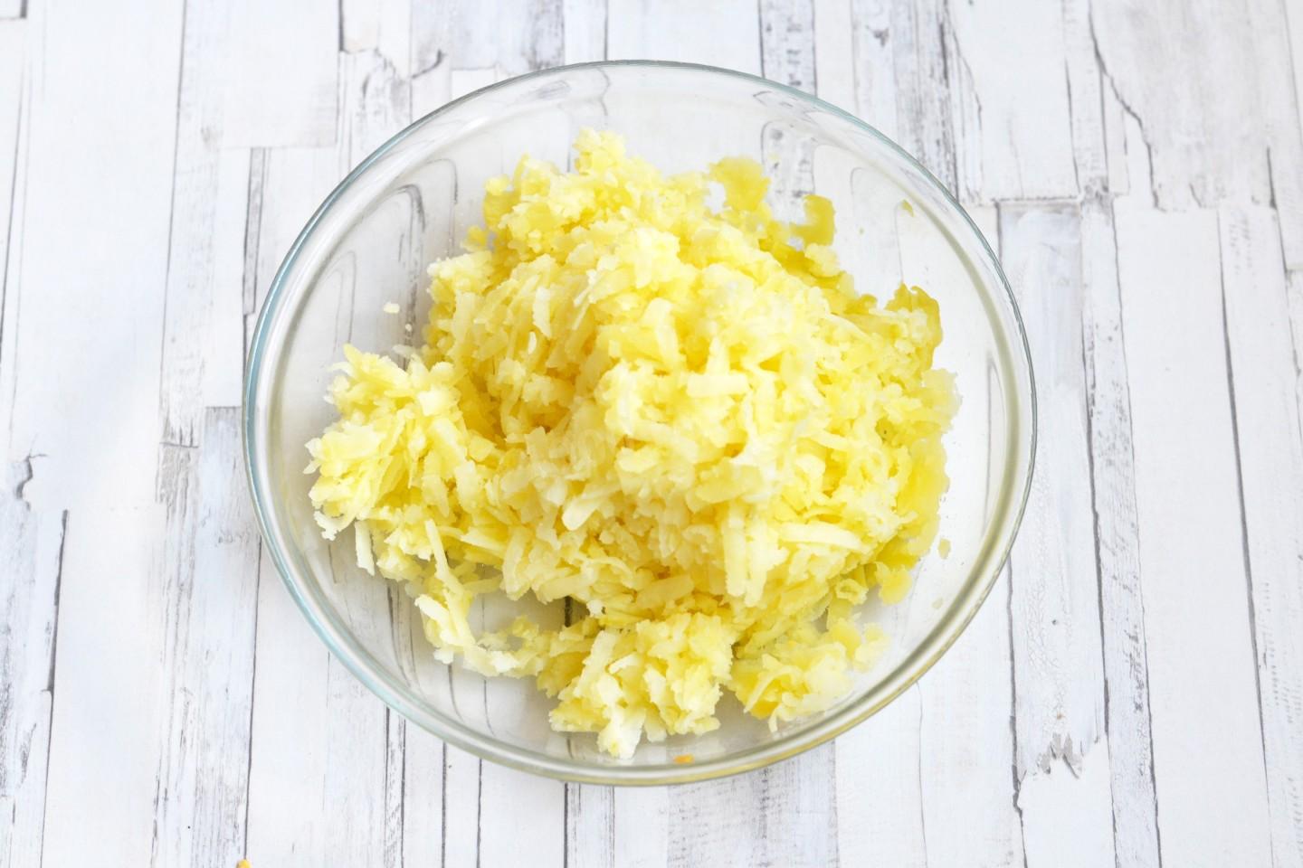 Шаг 3 приготовления Салат с гранатом и курицей и орехами