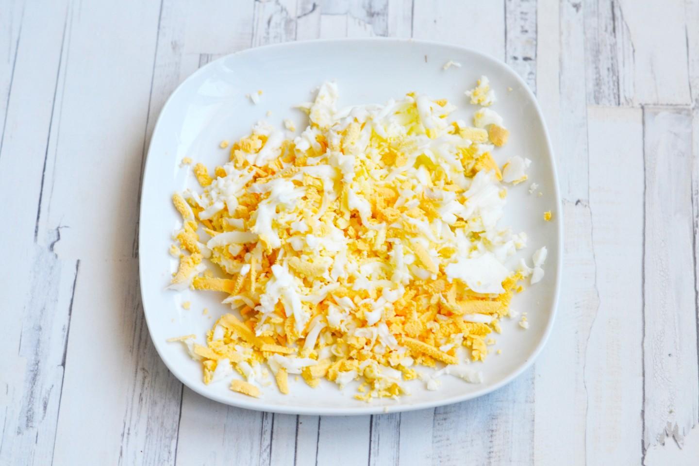 Шаг 5 приготовления Салат с гранатом и курицей и орехами