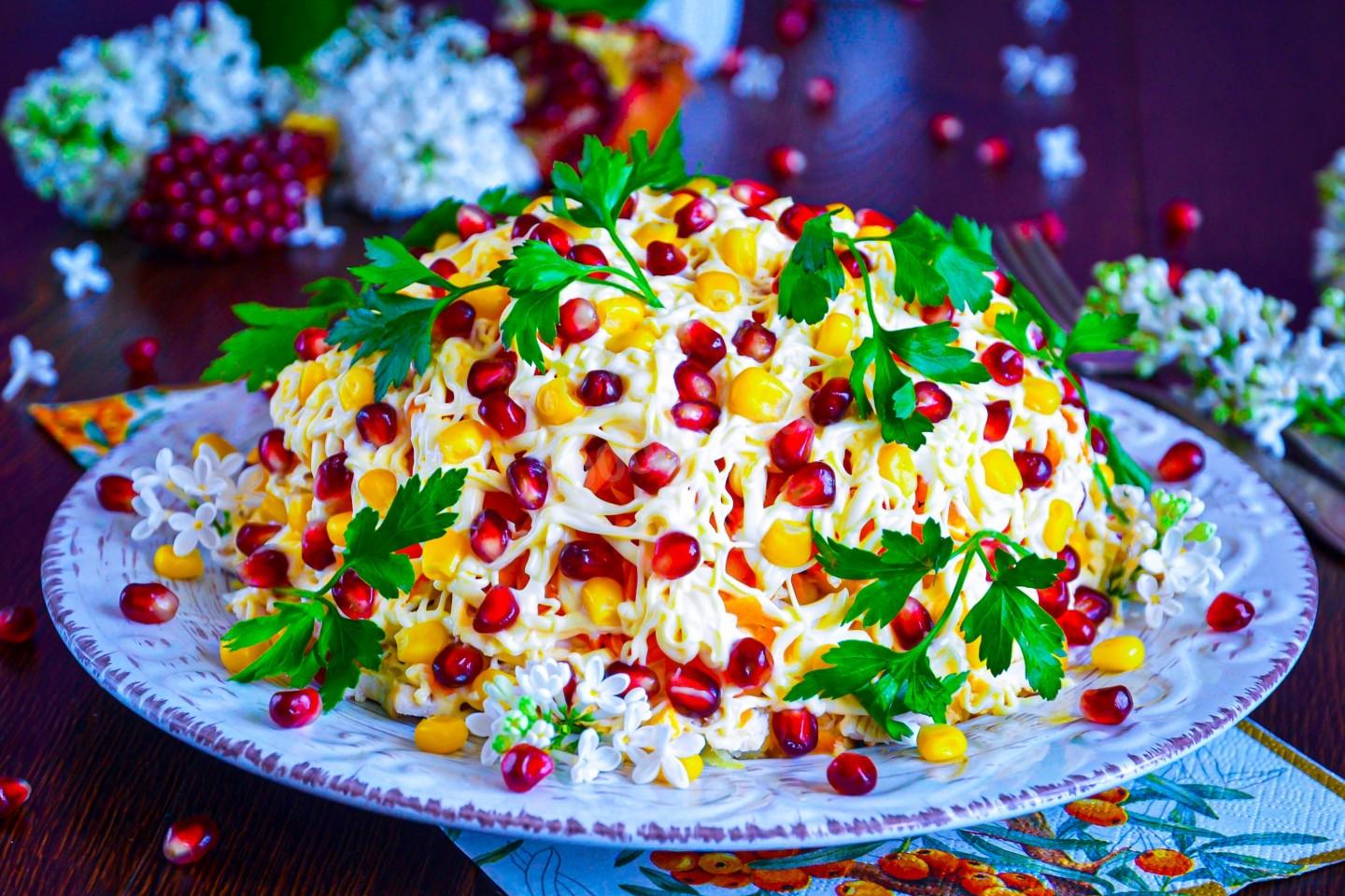Обложка рецепта Салат с гранатом и курицей и орехами
