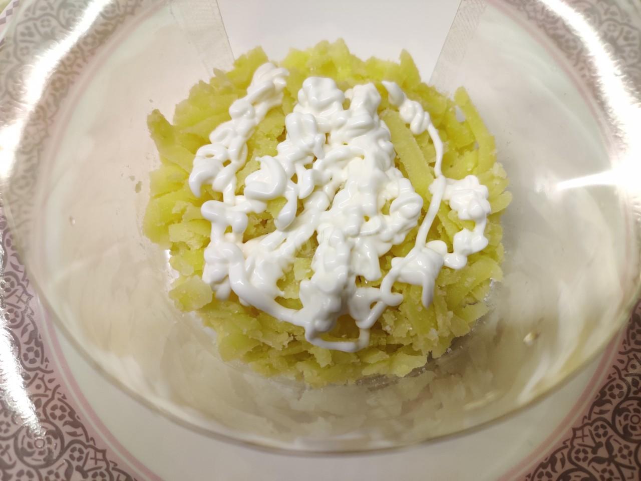 Шаг 1 приготовления Салат Царский с икрой и кальмарами