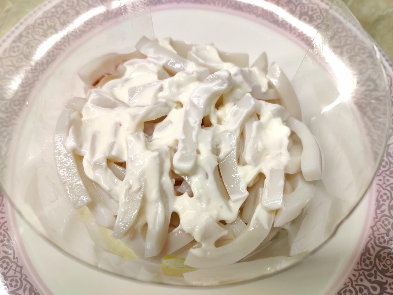 Шаг 3 приготовления Салат Царский с икрой и кальмарами