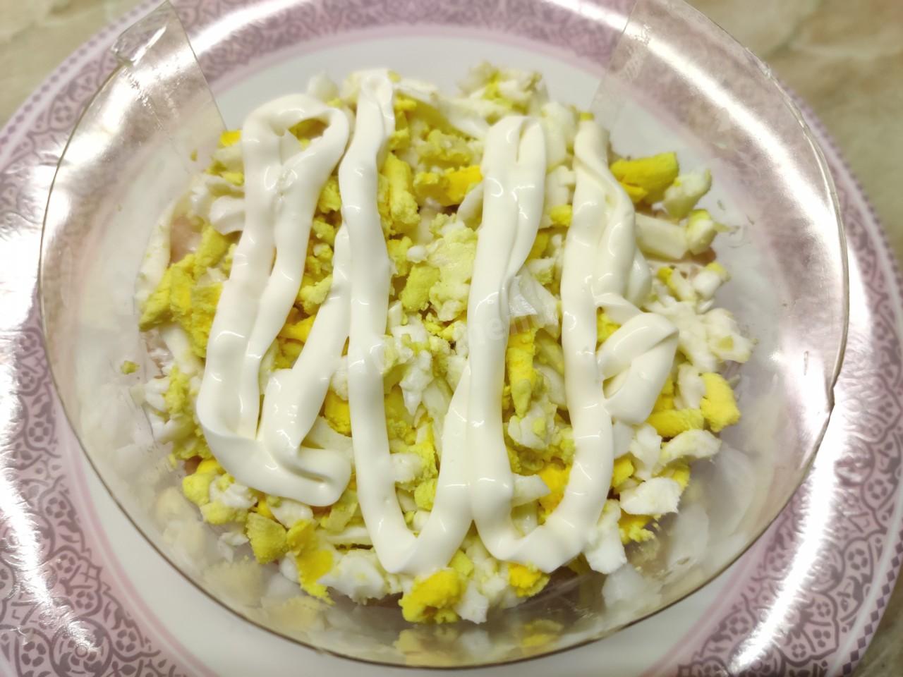 Шаг 4 приготовления Салат Царский с икрой и кальмарами