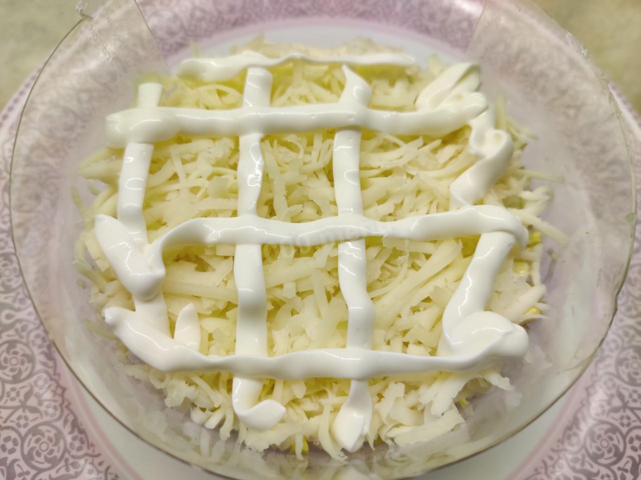 Шаг 5 приготовления Салат Царский с икрой и кальмарами