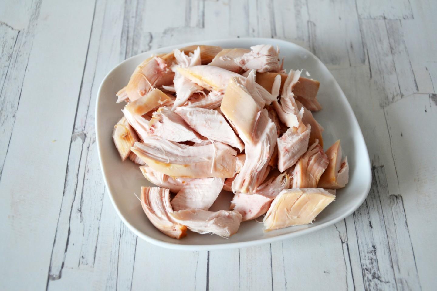 Шаг 2 приготовления Салат с манго, авокадо и курицей