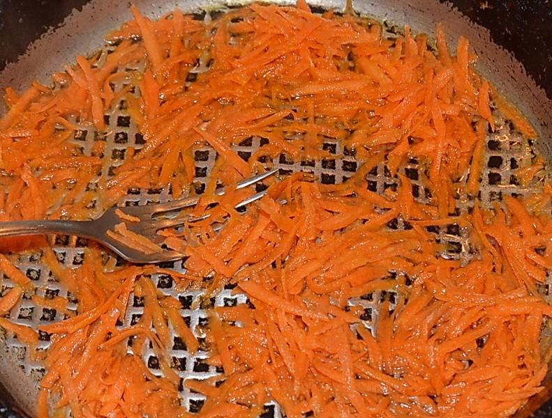 Шаг 3 приготовления Салат курица, морковь с черносливом