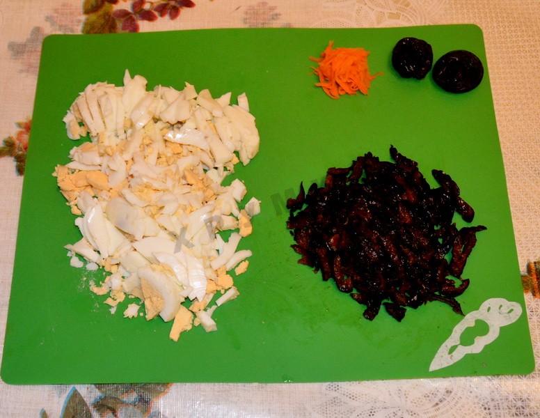 Шаг 4 приготовления Салат курица, морковь с черносливом