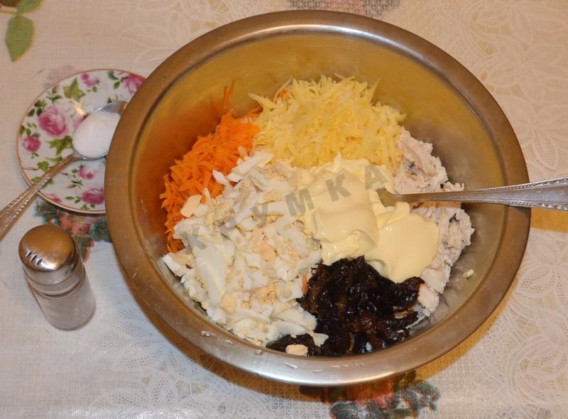 Шаг 6 приготовления Салат курица, морковь с черносливом