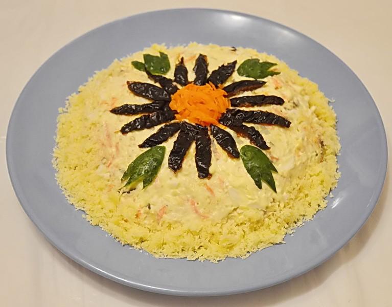 Шаг 7 приготовления Салат курица, морковь с черносливом